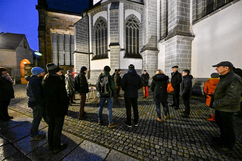 Circa 20 Menschen trafen sich zur Kundgebung vor dem Freiberger Dom. Die Veranstaltung war als "Friedensgebet" getarnt.