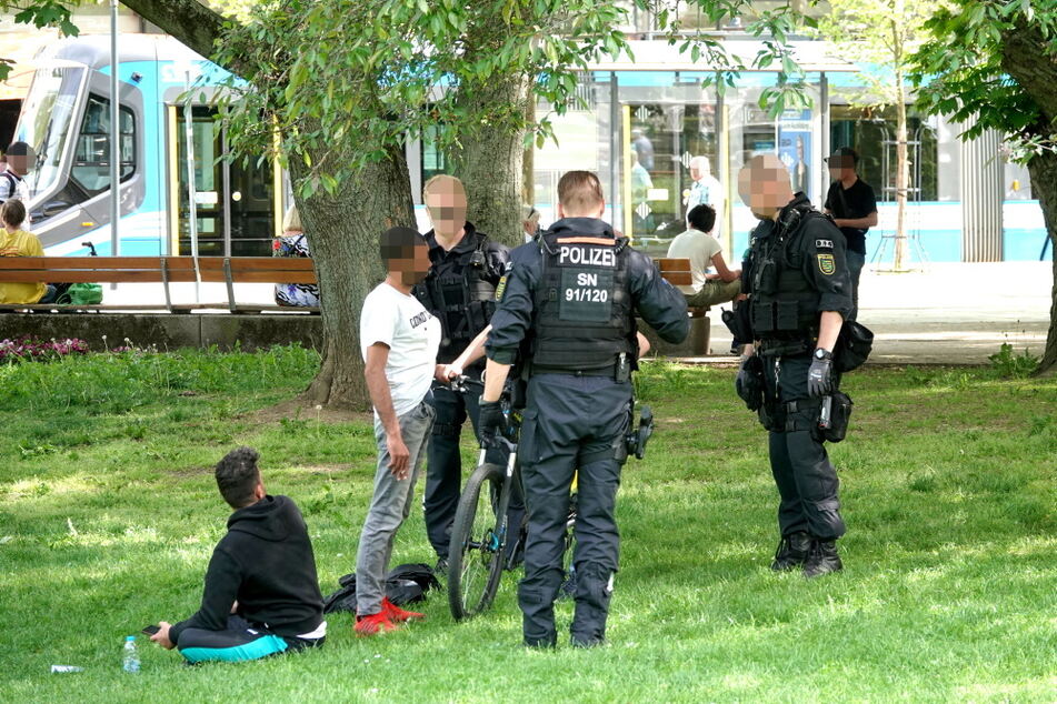 Auch im Stadthallenpark durchsuchte die Polizei mehrere Personen.
