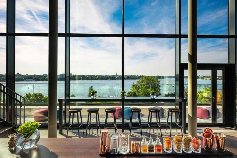 Die HERITAGE Bar mit Dachterrasse bietet kühle Drinks mit faszinierendem Panoramablick auf die Alster.