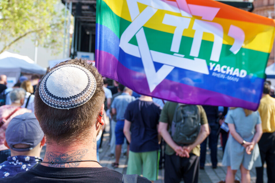Rund 500 Menschen protestierten am Pfingstsonntag in Frankfurt wegen des Auftritts von Roger Waters (79) gegen Antisemitismus, Israel-Hass und Verschwörungstheorien.