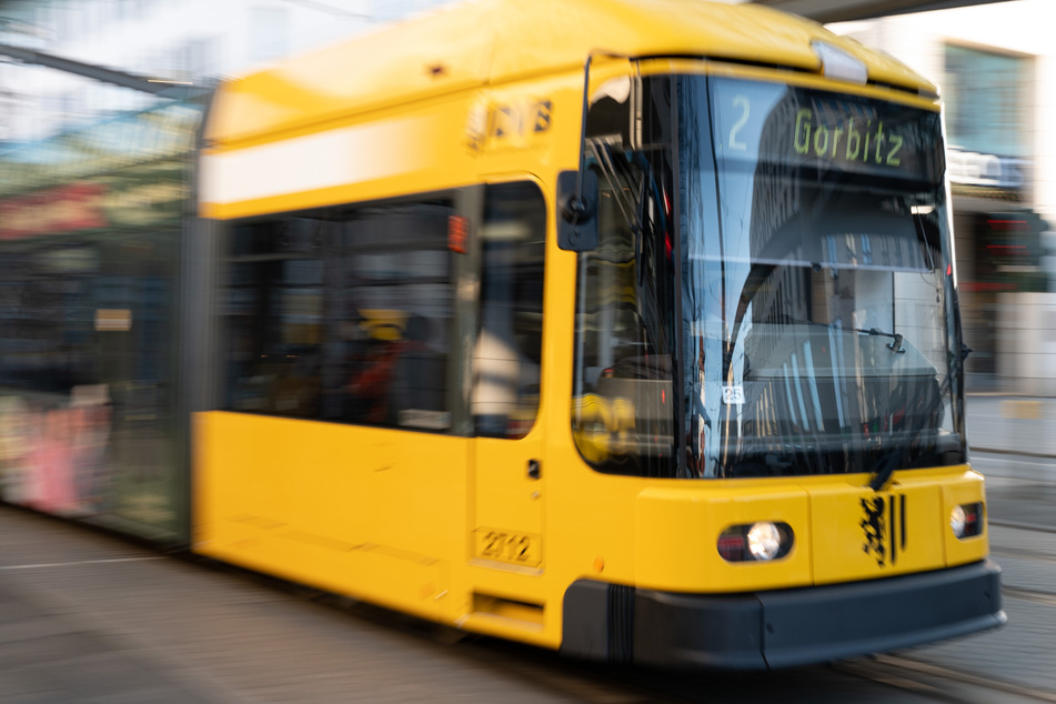 Mädchen (9) läuft in Dresden über Straße: Bahn kann nicht mehr rechtzeitig bremsen!