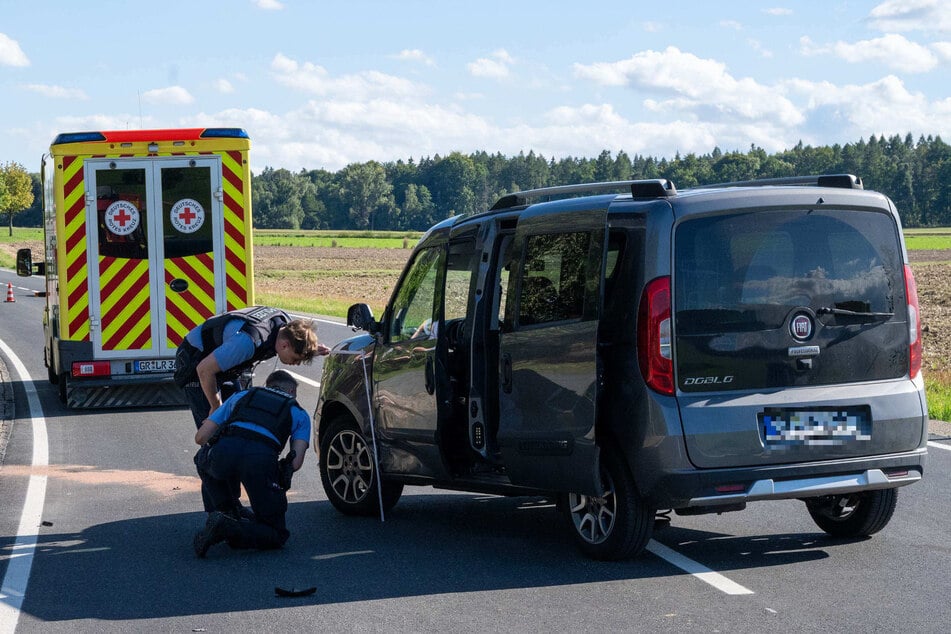 Die Polizei nahm den Schaden am Fiat Doblò auf.