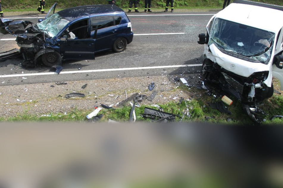 Vergeblich versuchte der Fahrer eines Citroën-Transporters ein Ausweichmanöver. Die Kollision mit einem Toyota konnte jedoch nicht mehr verhindert werden.