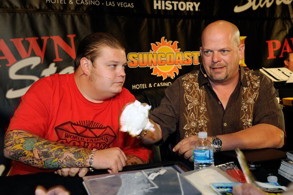 Corey und sein Vater Rick Harrison (60, r.) sind seit 2009 in der US-amerikanischen TV-Show "Pawn Stars - Die Drei vom Pfandhaus" zu sehen.