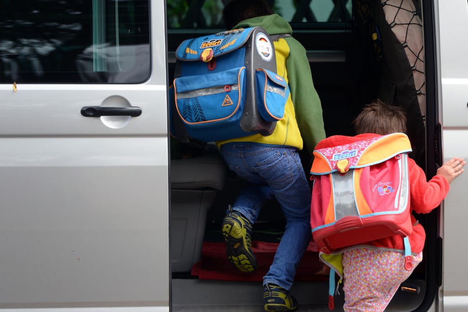 Verantwortungslose Eltern: Hunderte Kinder im Auto nicht richtig angeschnallt