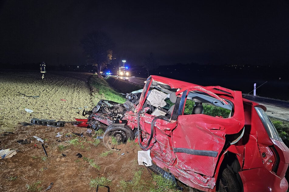 Tödlicher Unfall bei Lichtentanne (Landkreis Zwickau): Zwei Autos krachten auf einer Bundesstraße frontal zusammen. Die Skoda-Fahrerin (43) wurde dabei so schwer verletzt, dass sie im Krankenhaus verstarb.