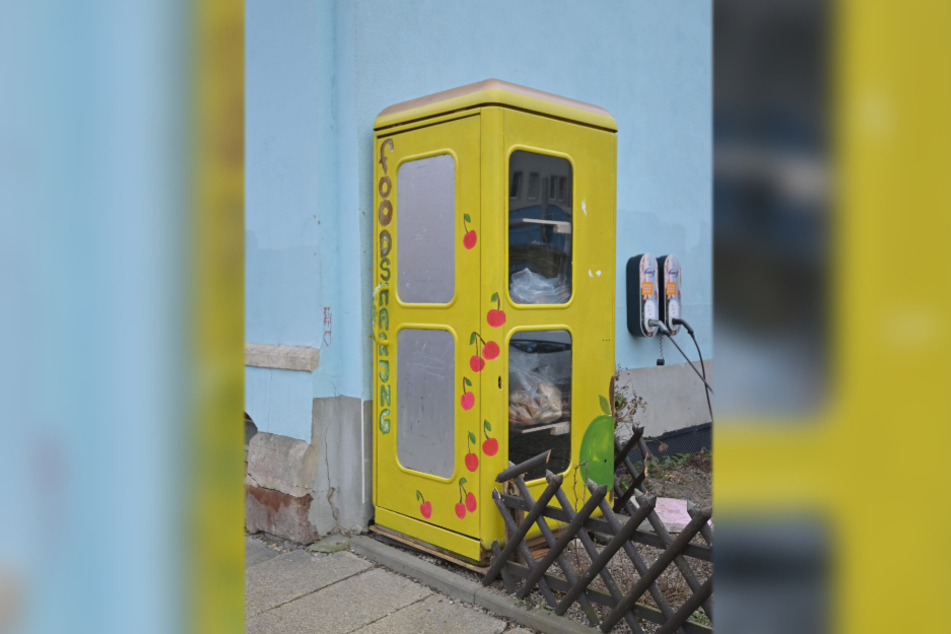 An der Peterstraße 26 (Sonnenberg) steht eine Foodsharing-Telefonzelle.