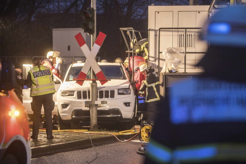 SUV wird an Bahnübergang von Güterzug gerammt: Fahrerin verletzt