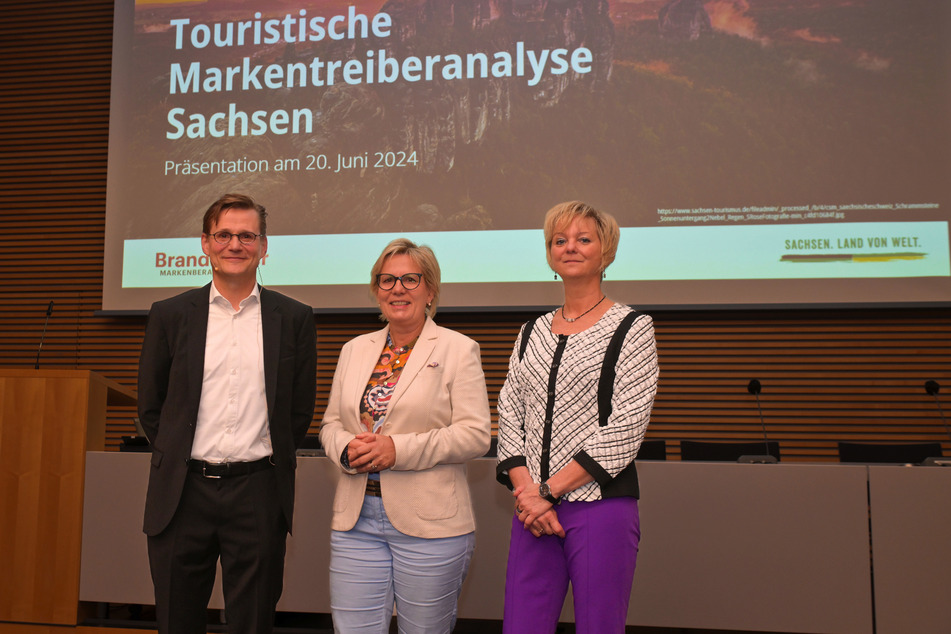 Markenberater Peter Pirck (54,v.l.), Tourismusministerin Barbara Klepsch (58, CDU) und Tourismus-Marketing-Chefin Veronika Hiebl (53) präsentierten am Donnerstag eine Studie zu den sächsischen Touri-Magneten.