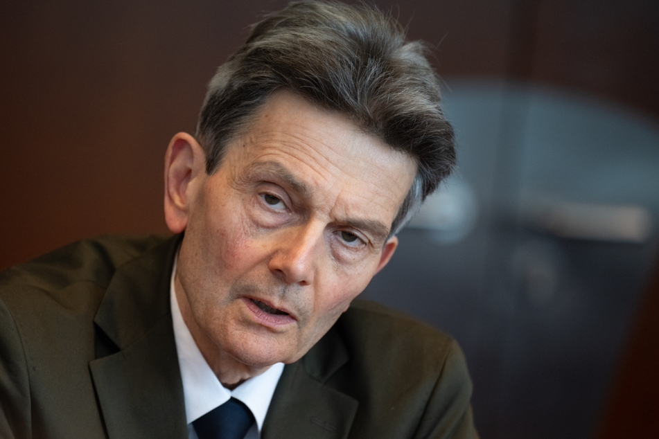 Rolf Mützenich (64, SPD) will an seinen Äußerungen zum Einfrieren des Ukraine-Kriegs festhalten.