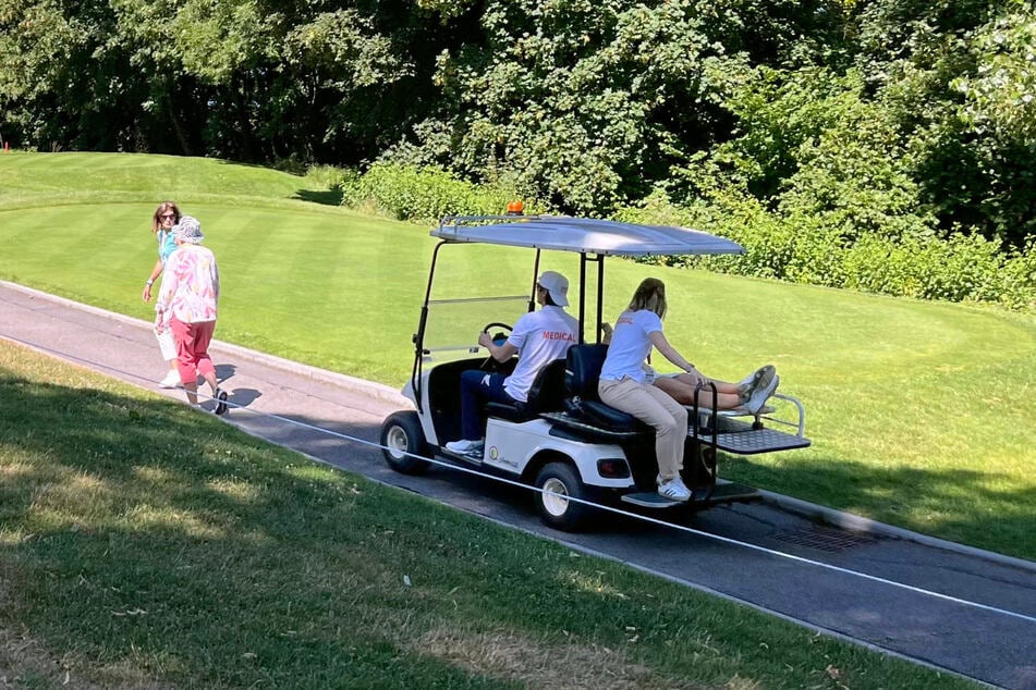 Charley Hull (29) fue trasladada en un vehículo de golf.