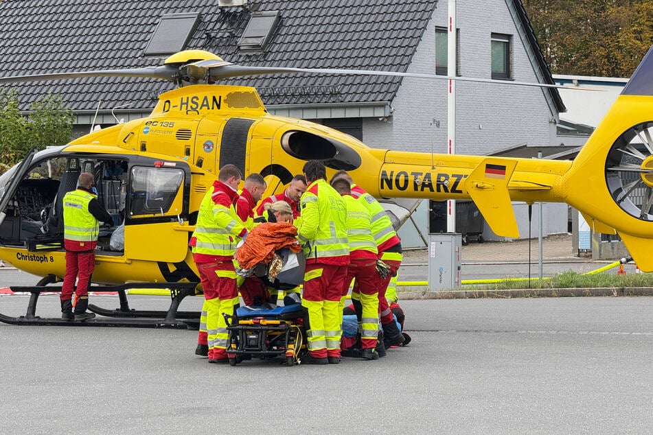Rettungsdienste kümmern sich um einen Verletzten.