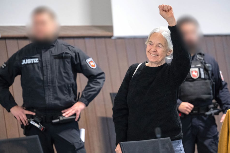Daniela Klette (67) hat sich bei der Verhandlung am Mittwoch gut gelaunt gezeigt und zum Prozessbeginn ihre Unterstützer mit erhobener Faust begrüßt.