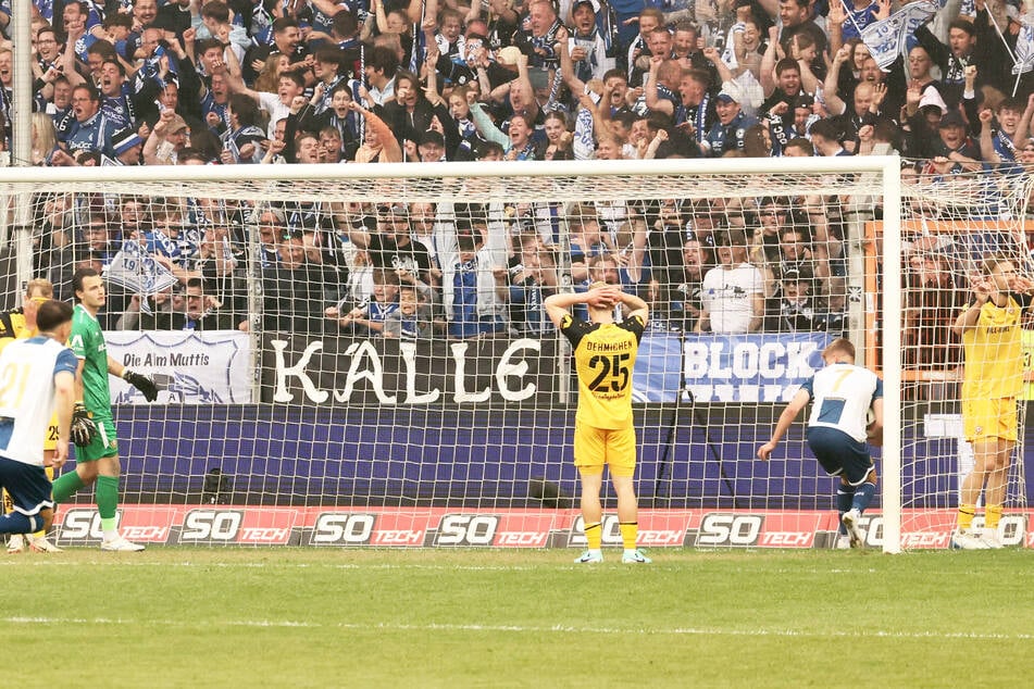 Dynamo befördert in der 95. Minute den Ball per Eigentor von David Kubatta in die Maschen. Damit ist der Aufstieg vertagt. Bitter!