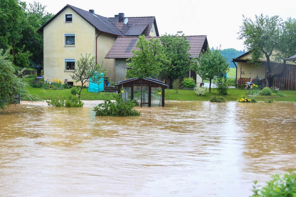 Seit Wochen kommt es im Freistaat nach Unwettern und Starkregen immer wieder zu Überschwemmungen.