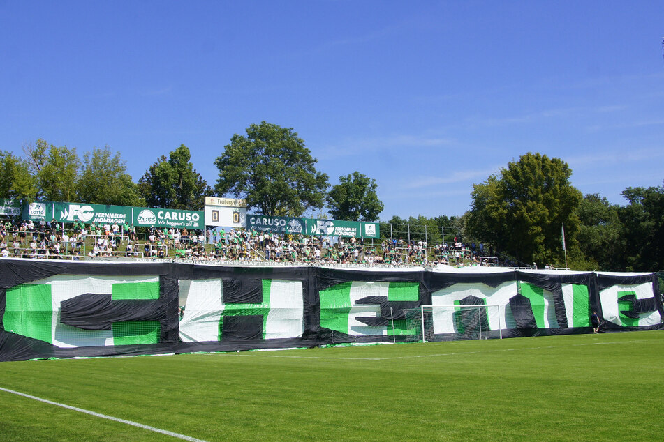 Bei Temperaturen über 30 Grad kann man schon mal Fußball schauen. Haben sich auch viele Fans der BSG Chemie Leipzig am Samstag gedacht und eine Choreo aufgebaut.
