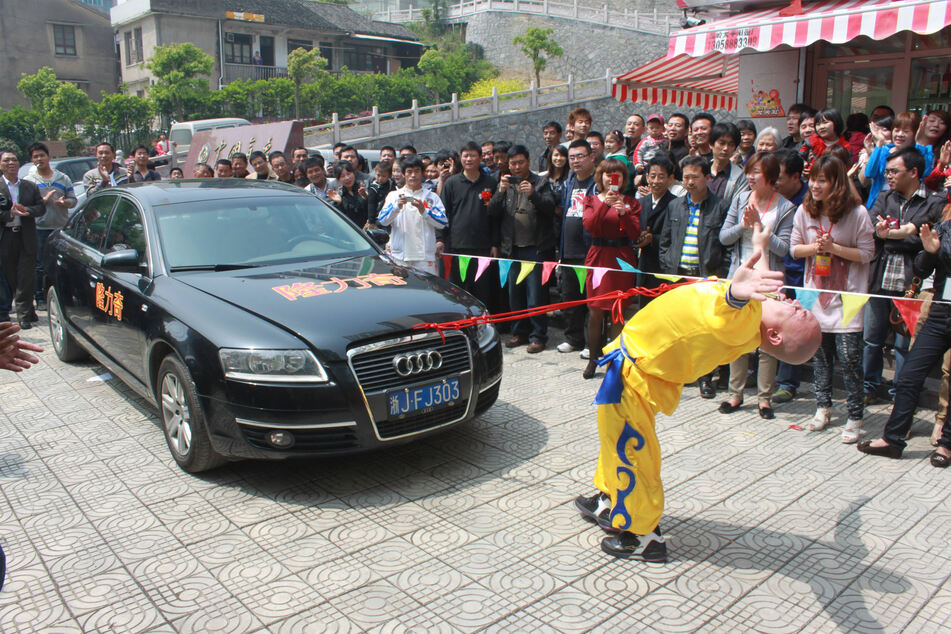 Dong Changsheng achieved the world record for heaviest vehicle pulled by the eyes.