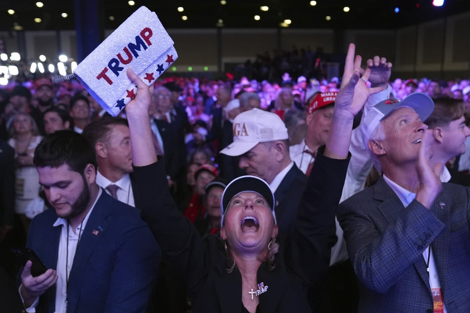 Trump-Anhänger warten darauf, dass ihr Kandidat vor die Kameras tritt.