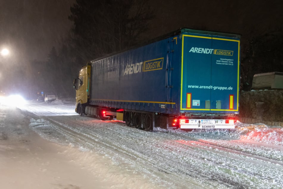 Ein Lkw-Fahrer kam an einer Steigung in Zwönitz nicht mehr weiter.
