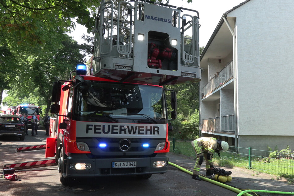 Mit einer Drehleiter rettete die Kölner Feuerwehr sechs Kinder aus der Dachgeschosswohnung des brennenden Gebäudes.