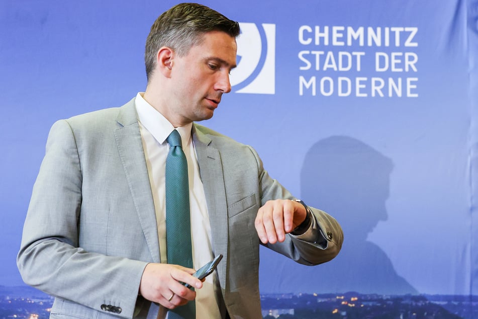 Martin Dulig (SPD), Wirtschaftsminister von Sachsen, steht vor der Kabinettspressekonferenz nach der auswärtigen Kabinettssitzung der sächsischen Staatsregierung im Rathaus.