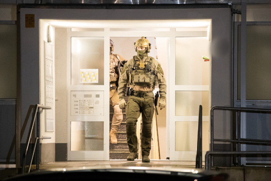 Einsatzkräfte der GSG9 durchsuchten am Mittwochmorgen eine Wohnung in Düsseldorf.
