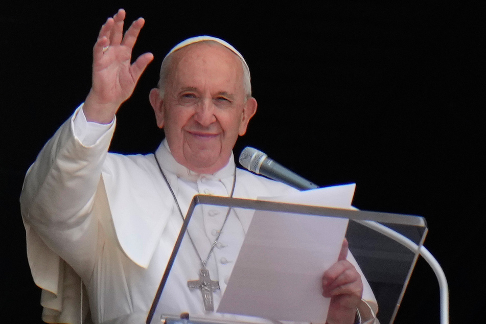 Papst Franziskus (84) grüßt aus dem Fenster seines Ateliers mit Blick auf den Petersplatz, während er das Angelus-Gebet spricht.