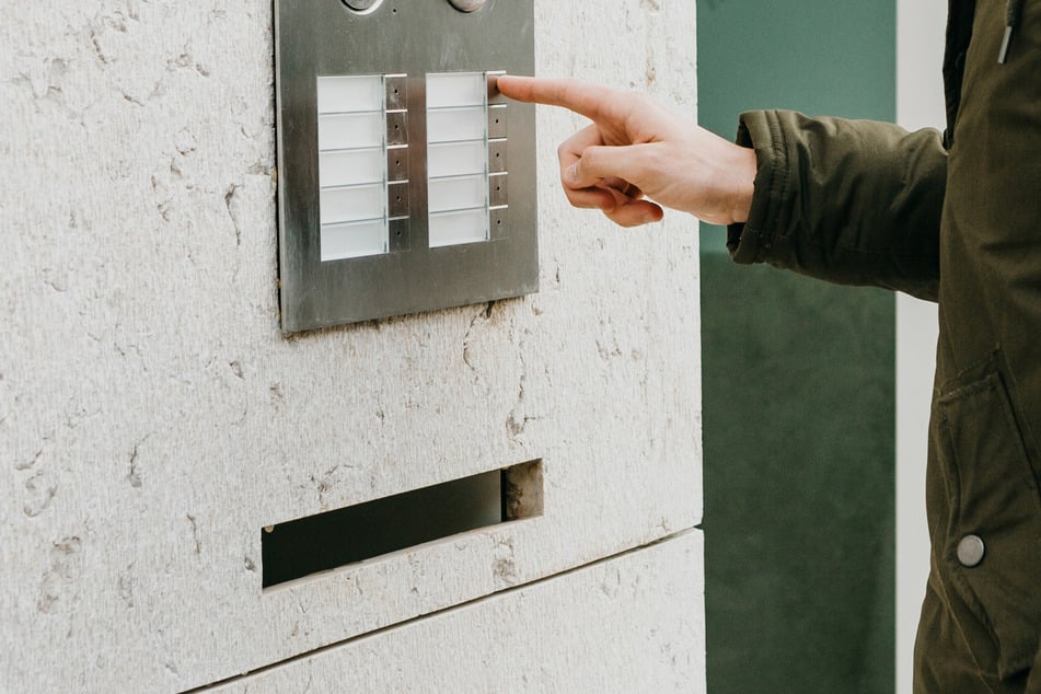 Unter einem Vorwand verschaffte sich ein unbekannter Mann Zugang zu einer Wohnung in der Jenaer Innenstadt und stahl ein Portemonnaie. (Symbolbild)