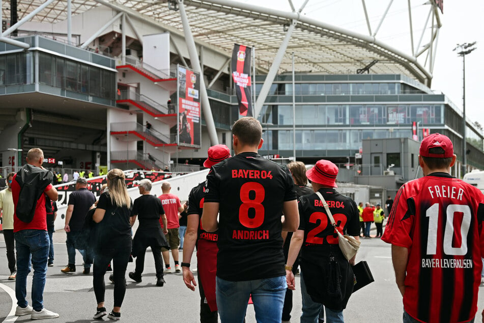 Wollen am 17. August deutlich weniger zahlreich ins Stadion ihrer Mannschaft kommen: Fans von Bayer Leverkusen (Archivbild).