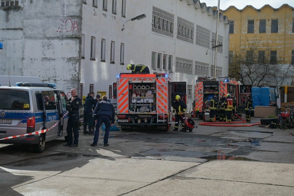 Am Sonntagmorgen brach in einer Lagerhalle im Leipziger Stadtteil Kleinzschocher ein Brand aus.