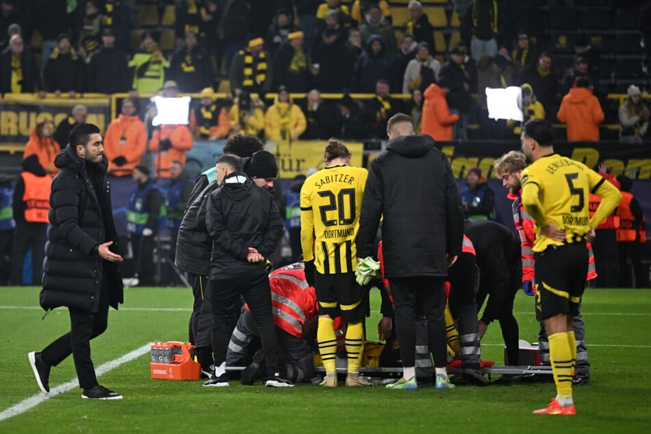 Nach dem Abpfiff bildete sich eine große Traube um den schwer verletzten BVB-Star.