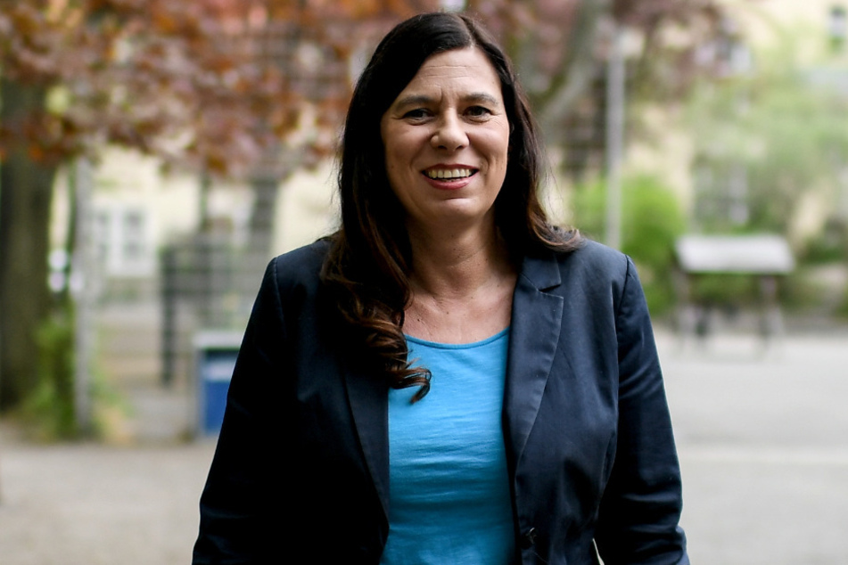 Sandra Scheeres (SPD), Bildungssenatorin kommt zur Übergabe von Tablets für sozial benachteiligte Schüler zum Einsatz auch beim Homeschooling in der Coronakrise.