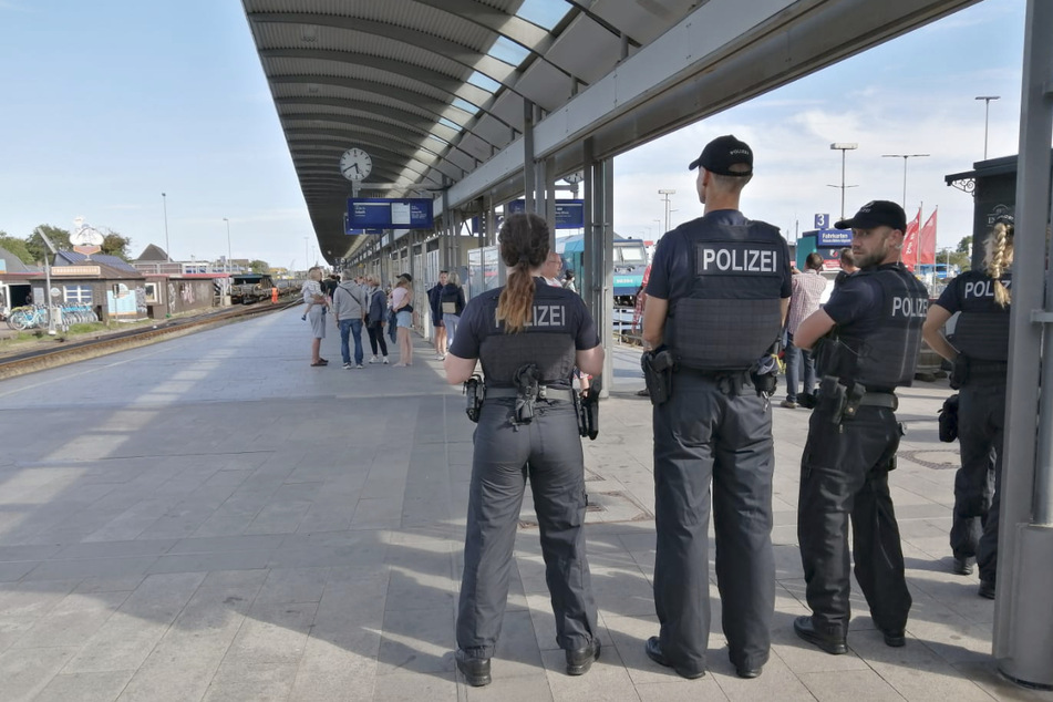 Die Polizei wartet am Bahnhof Westerland auf anreisende Demo-Teilnehmer.
