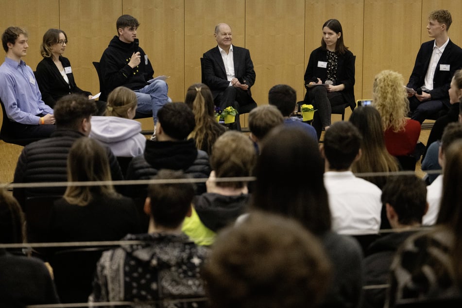 Podiumsdiskussionen an Schulen, hier mit Bundeskanzler Olaf Scholz (66, SPD), sind ein beliebtes Mittel im Wahlkampf. (Symbolbild)