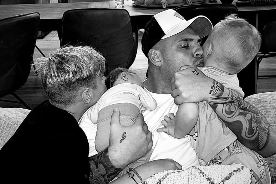 Auch von seinen drei Kindern lebt der Sänger immer wieder getrennt.