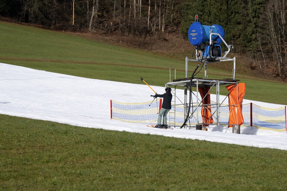 Skifahrern bei warmem Wetter? Wenn die Schneekanonen nicht funktionieren, müssen sich Pistenbetreiber etwas Neues einfallen lassen.