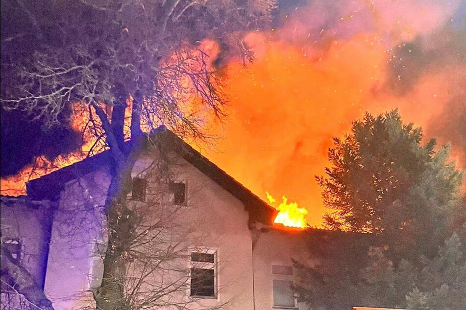 Die Flammen zerstörten den Dachstuhl des Hauses.