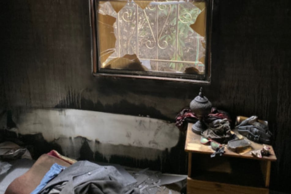 Das völlig verbrannte Zimmer von Cole. Man sieht auch sein Zimmerfenster mit den Gitterstäben davor.