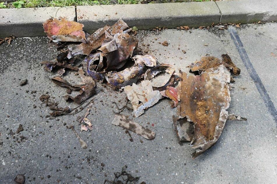 Diese Schrottteile wurden in der Hainstraße in Plauen gefunden - glücklicherweise handelt es es nicht um Munition aus dem Zweiten Weltkrieg.