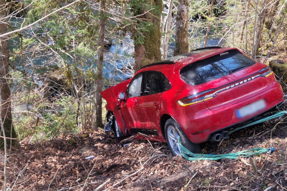 Porsche stürzt Böschung hinunter: Ehepaar aus Dresden verunglückt in Bayern