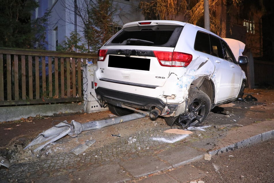 Nach dem Zusammenstoß mit dem Einsatzfahrzeug krachte ein Jeep gegen einen Laternenmast.