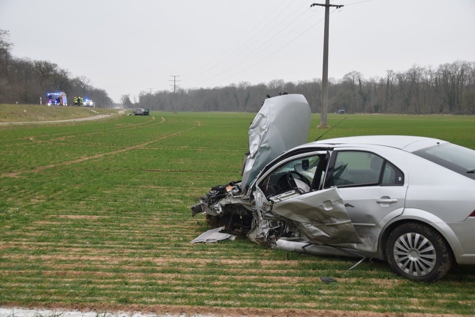 Mitten auf dem Acker landete einer der beteiligten Unfallwagen.