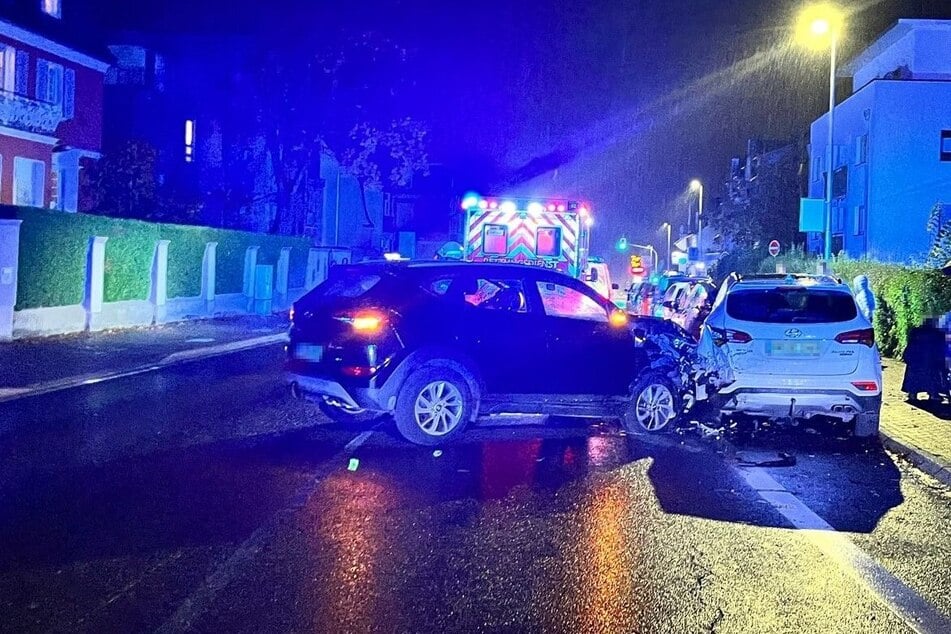 Die Fahrerin des schwarzen Hyundai hatte zuvor einen weiteren Auffahrunfall verursacht. Beim zweiten Crash wurde sie verletzt und kam ins Krankenhaus.