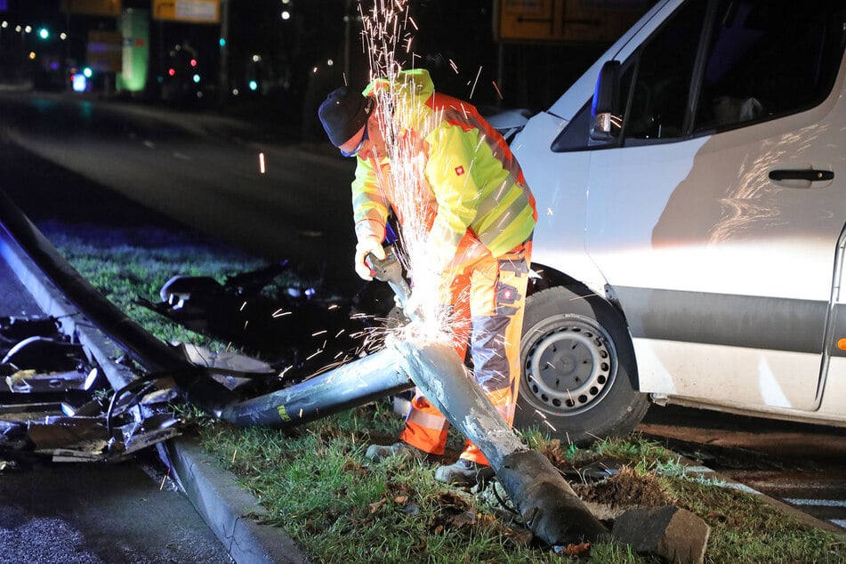 Die Überreste des zerstörten Lichtmasts wurden beseitigt.