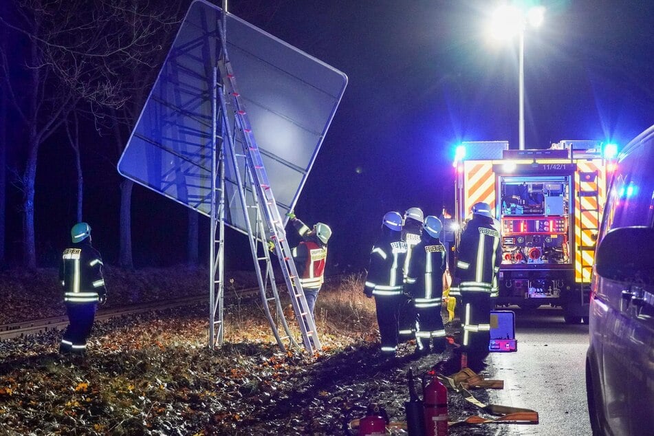 Das Verkehrsschild, gegen das der BMW-Fahrer stieß, wurde nach dem Unfall von den Einsatzkräften beseitigt.