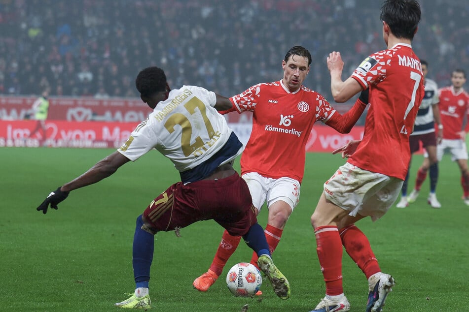 Dominik Kohr (2.v.r.) hat die meisten Platzverweise der Bundesliga und hätte auch gegen Hamburg die Gelb-Rote-Karte sehen müssen.