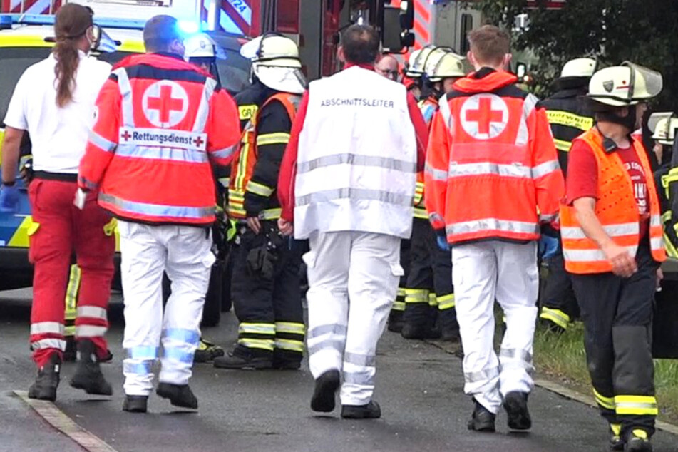 Neben der Polizei waren auch Einsatzkräfte von Feuerwehr und Rettungsdienst vor Ort.