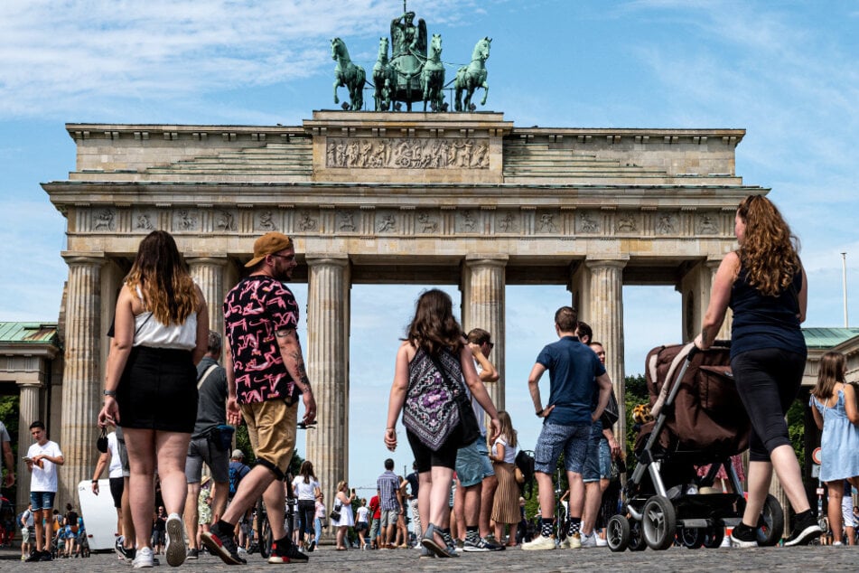 Der Pariser Platz am Brandenburger Tor ist mit Touristen gefüllt.