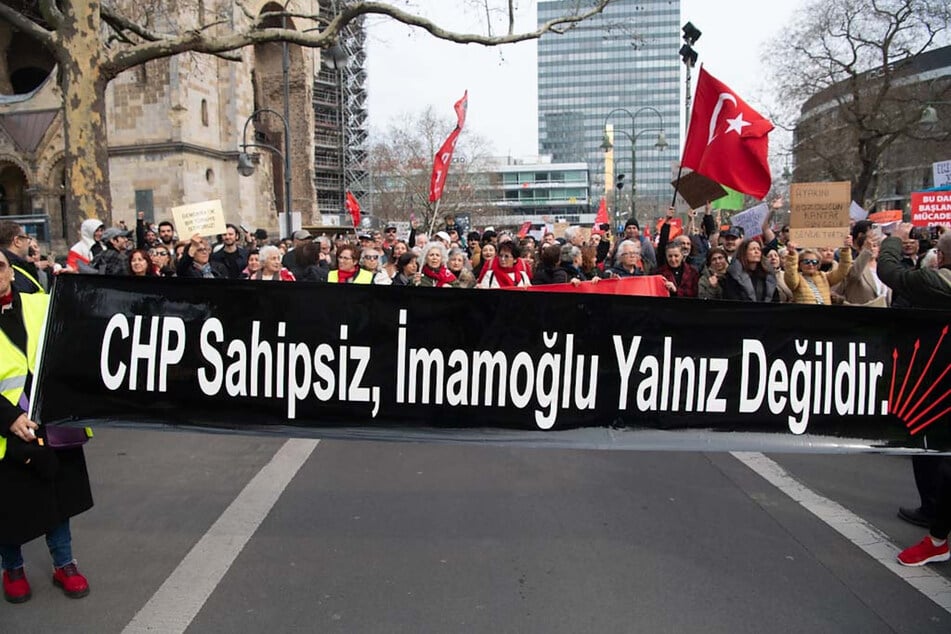 Lautstark protestierten die Menschen gegen das Geschehen in der Türkei.