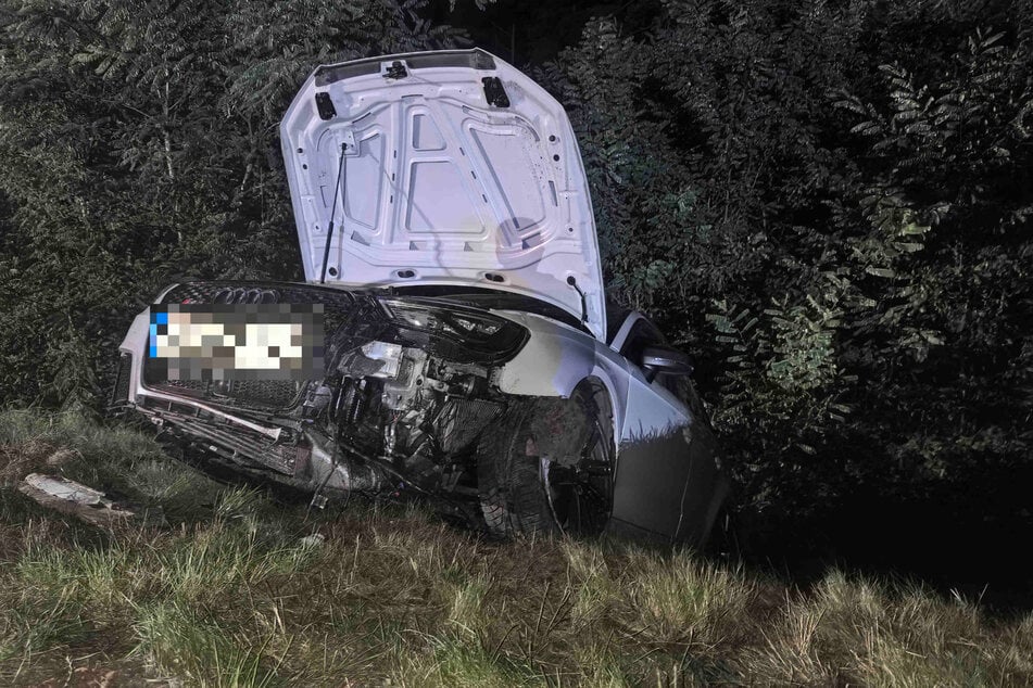 Ein Audi RS3 landete sichtlich beschädigt rückwärts im Straßengraben.